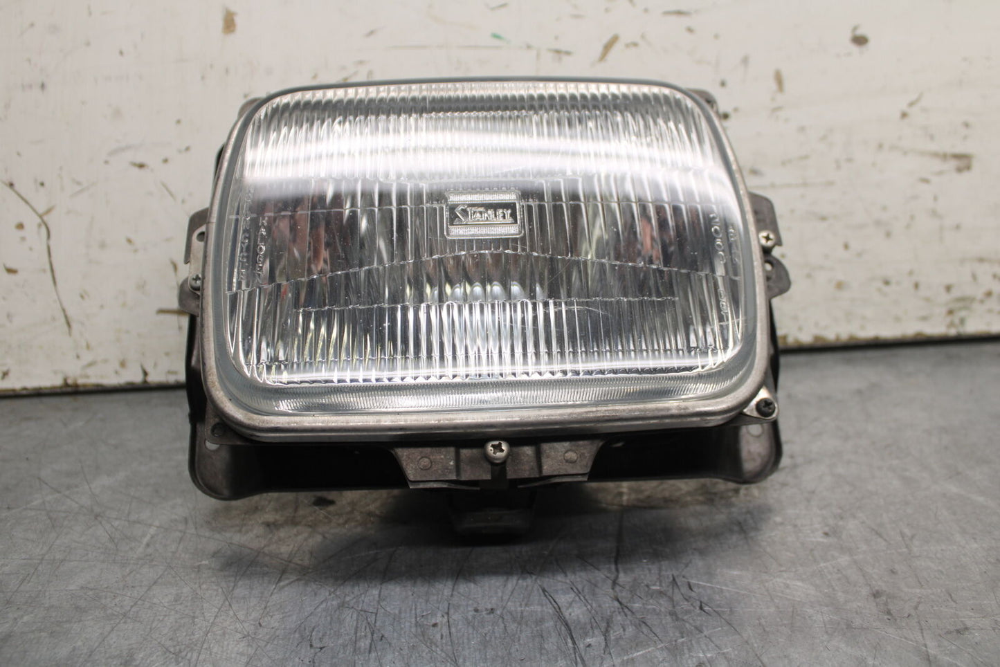 84 HONDA INTERCEPTOR 750 VF750F FRONT HEADLIGHT HEAD LIGHT LAMP BB108