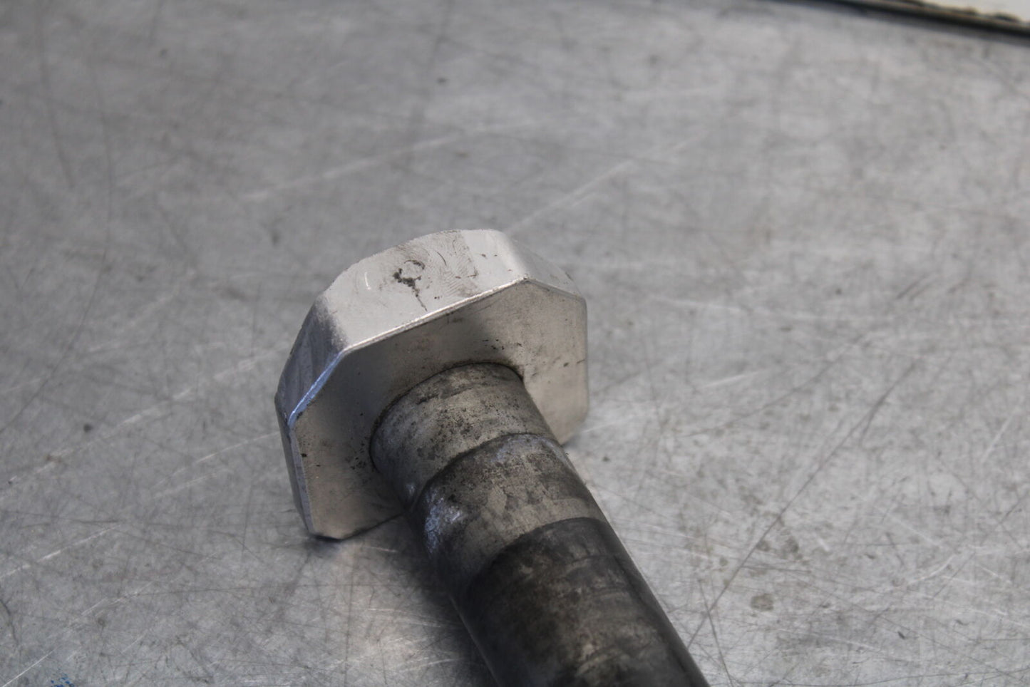 05-06 SUZUKI GSXR1000 REAR AXLE BACK WHEEL RIM PIVOT BOLT AXEL 64711-33E30 BB677