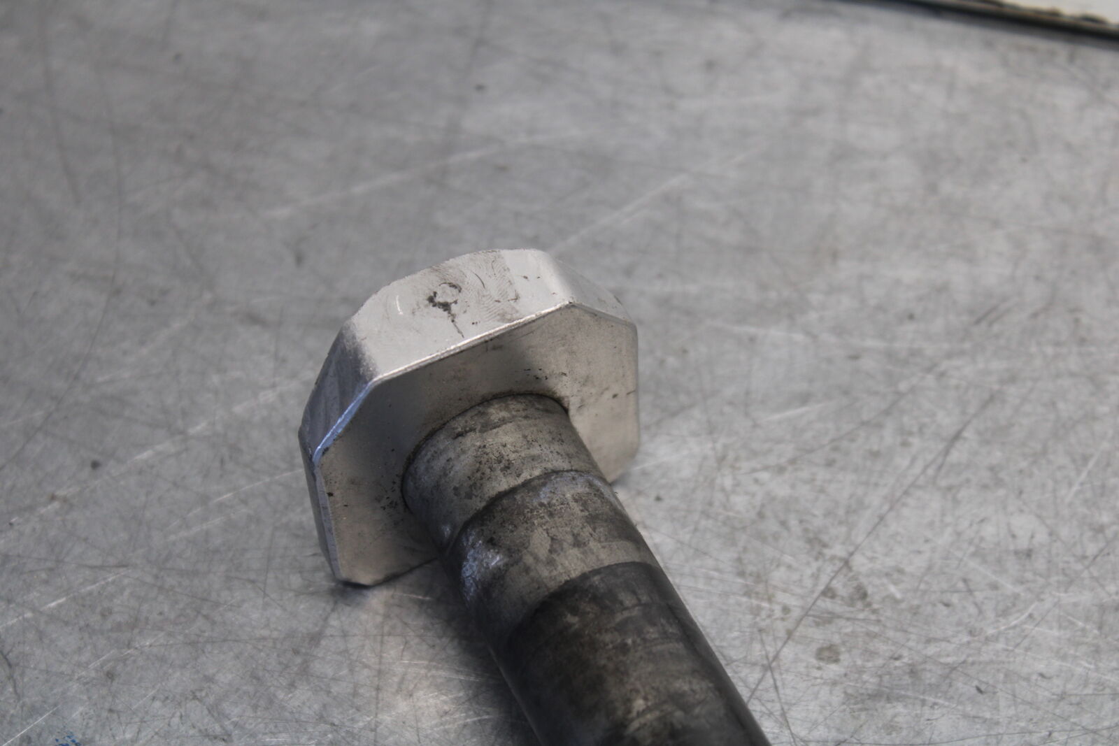 05-06 SUZUKI GSXR1000 REAR AXLE BACK WHEEL RIM PIVOT BOLT AXEL 64711-33E30 BB677