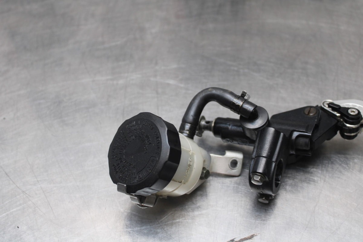 00 SUZUKI GSXR750 FRONT BRAKE MASTER CYLINDER w/ LEVER BB820