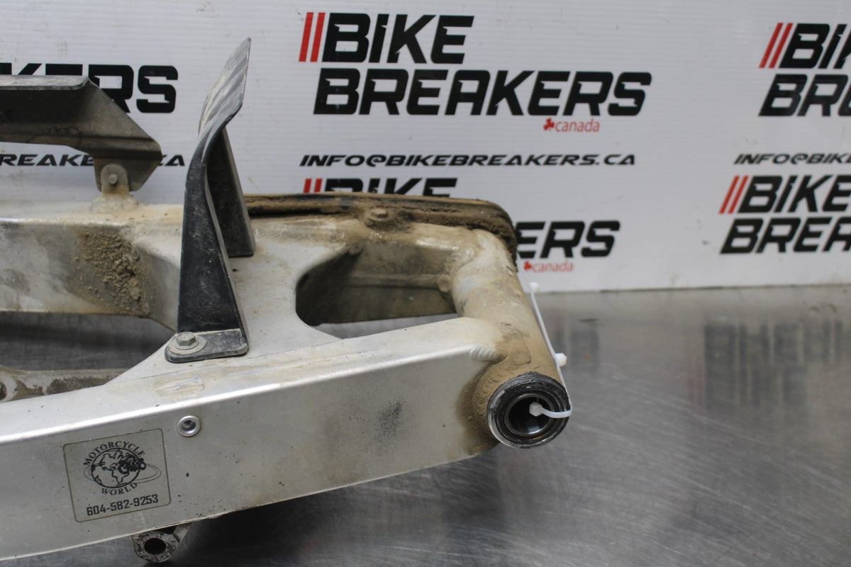 01-03 SUZUKI GSXR600 REAR SWINGARM BACK SUSPENSION SWING ARM BB841