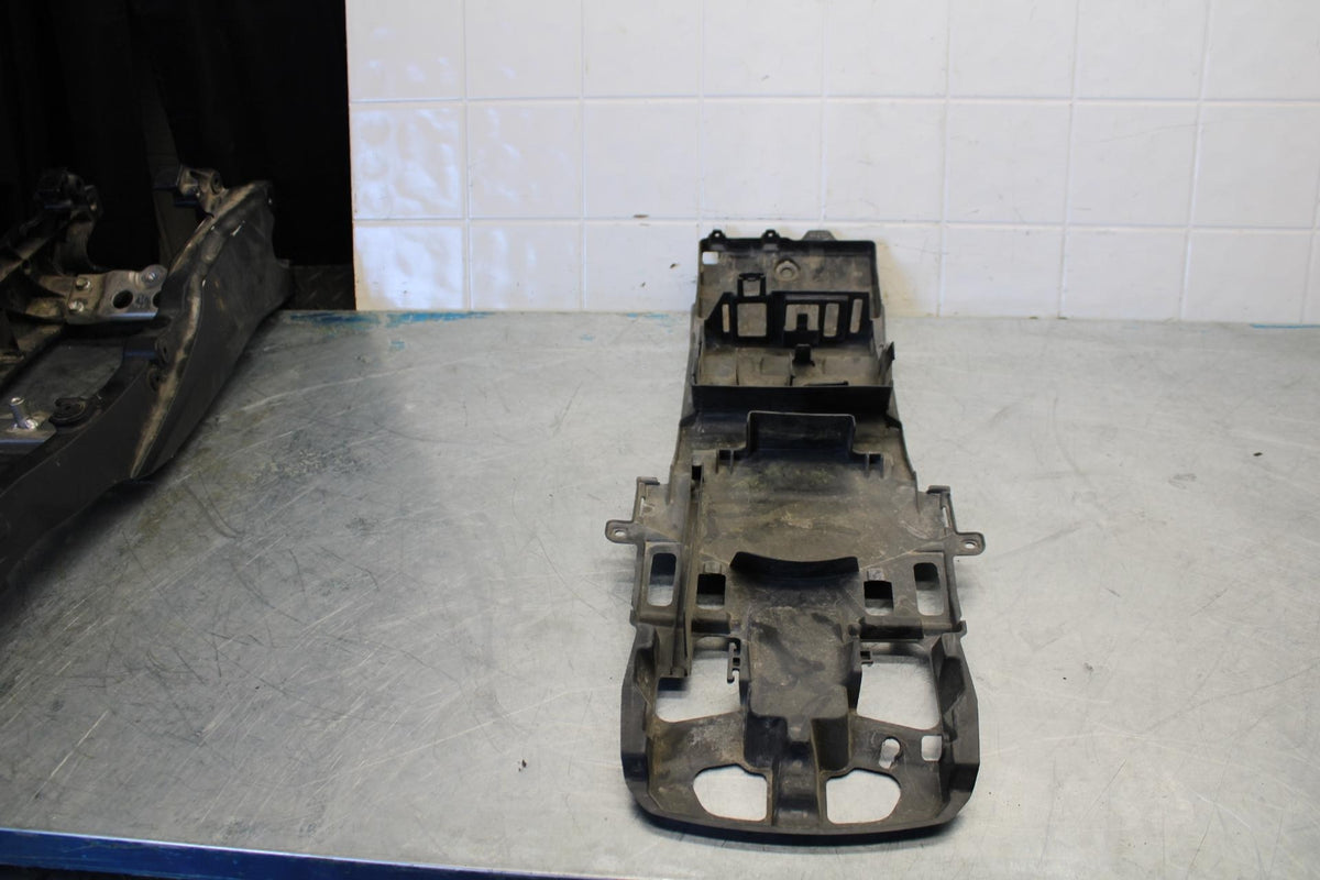 15-21 SUZUKI GSXR600 REAR BACK TAIL UNDERTAIL BATTERY TRAY PLASTIC BB437