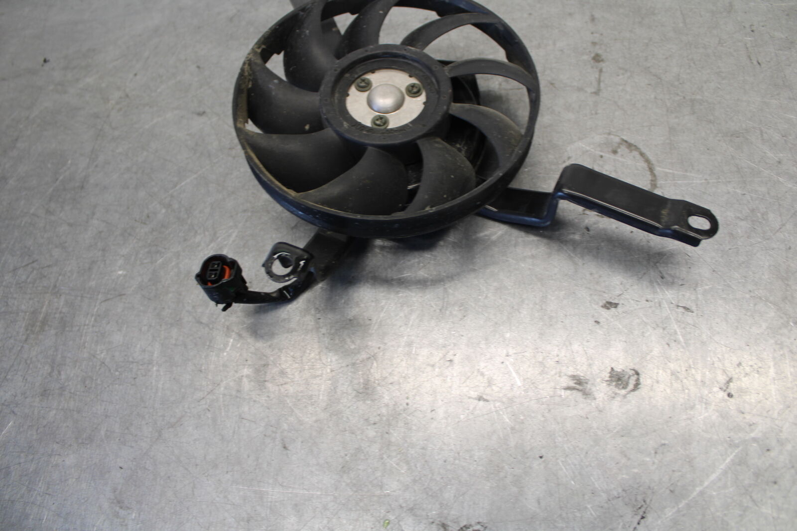 04 SUZUKI GSXR600 ENGINE RADIATOR COOLING FAN 17800-29G00 BB676