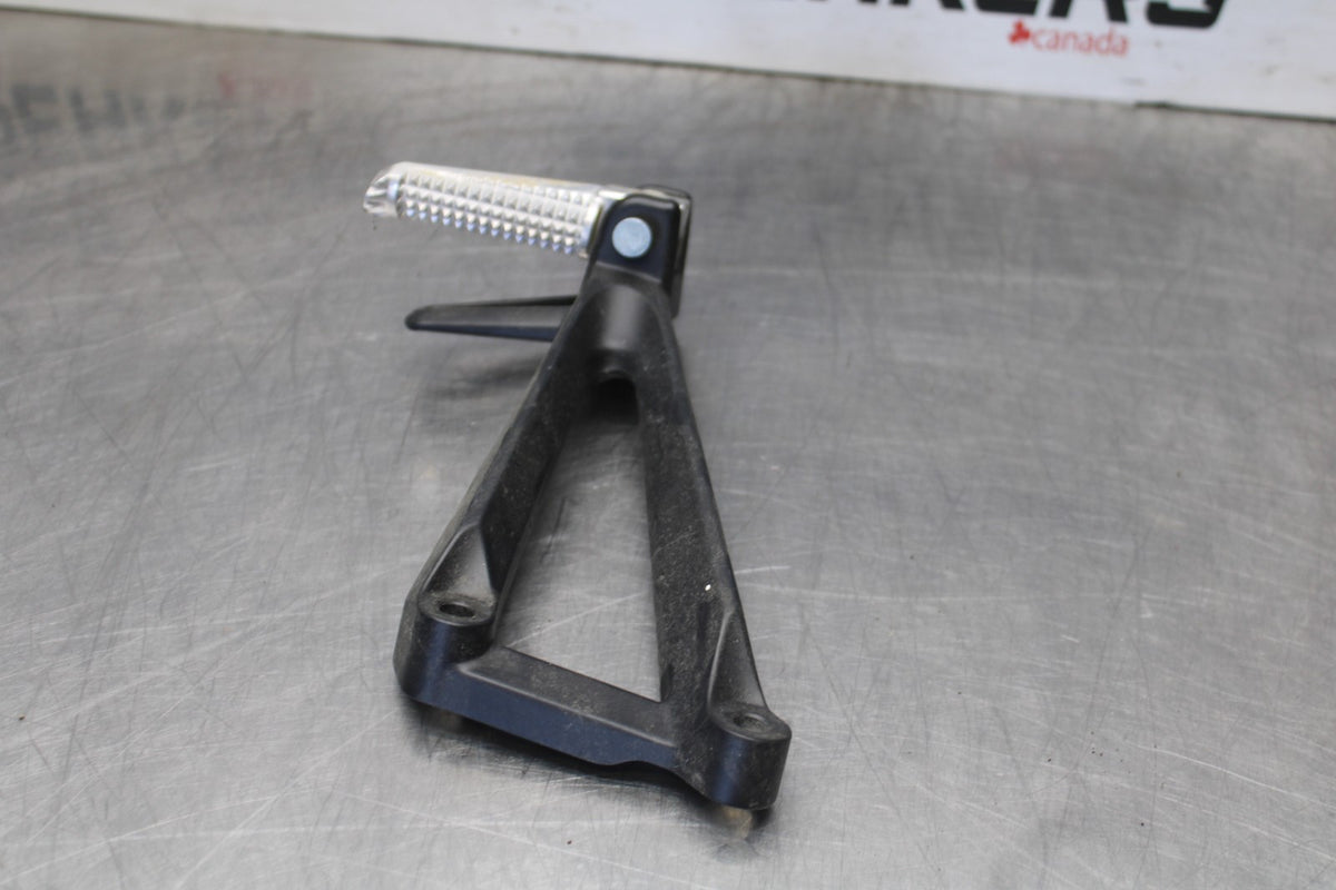 23 YAMAHA YZF R3 LEFT REAR BACK PASSENGER PEG BB147-B