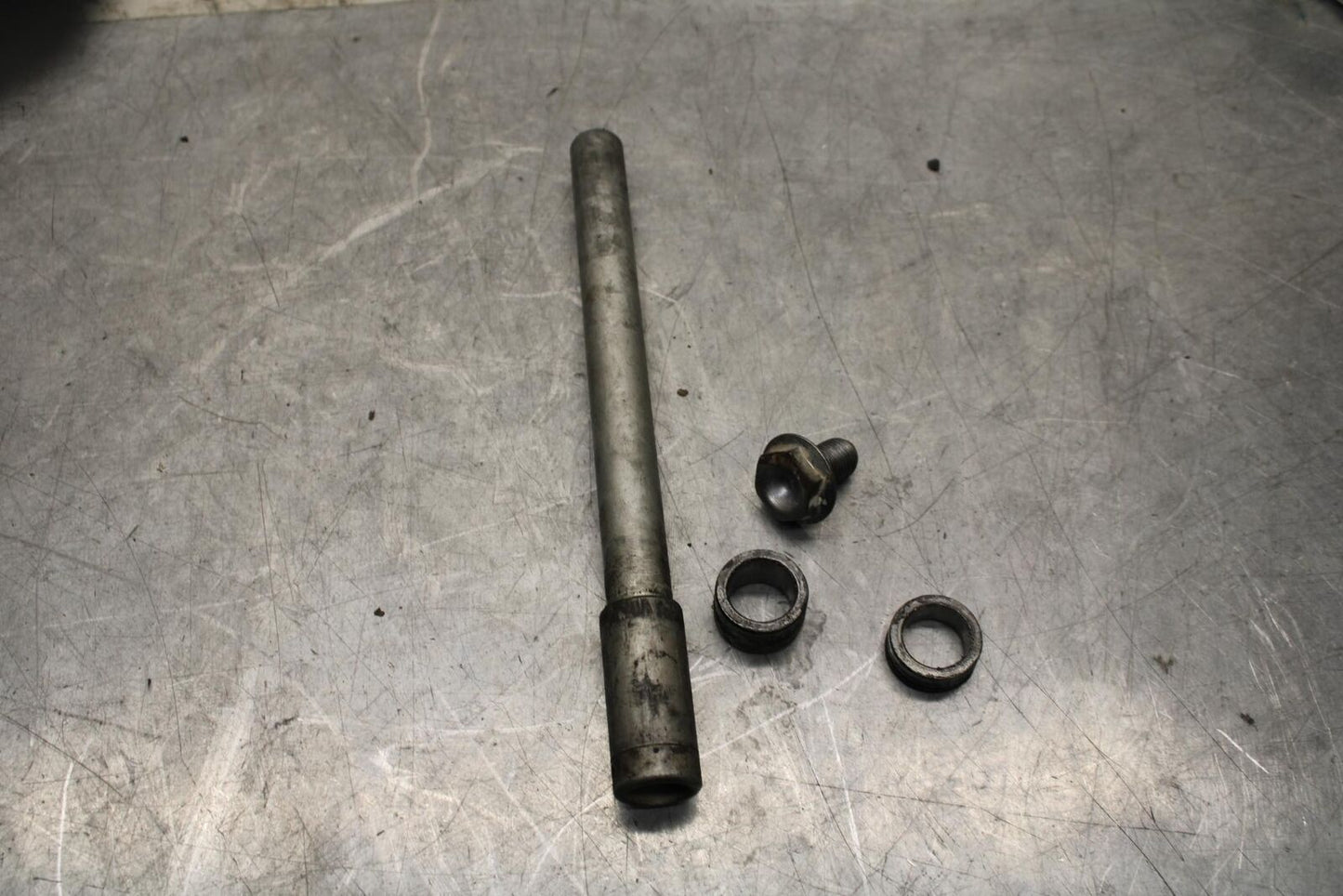 2006 Honda CBR600F4i FRONT WHEEL RIM AXLE PIVOT BOLT 44301-MBW-E11 BB567