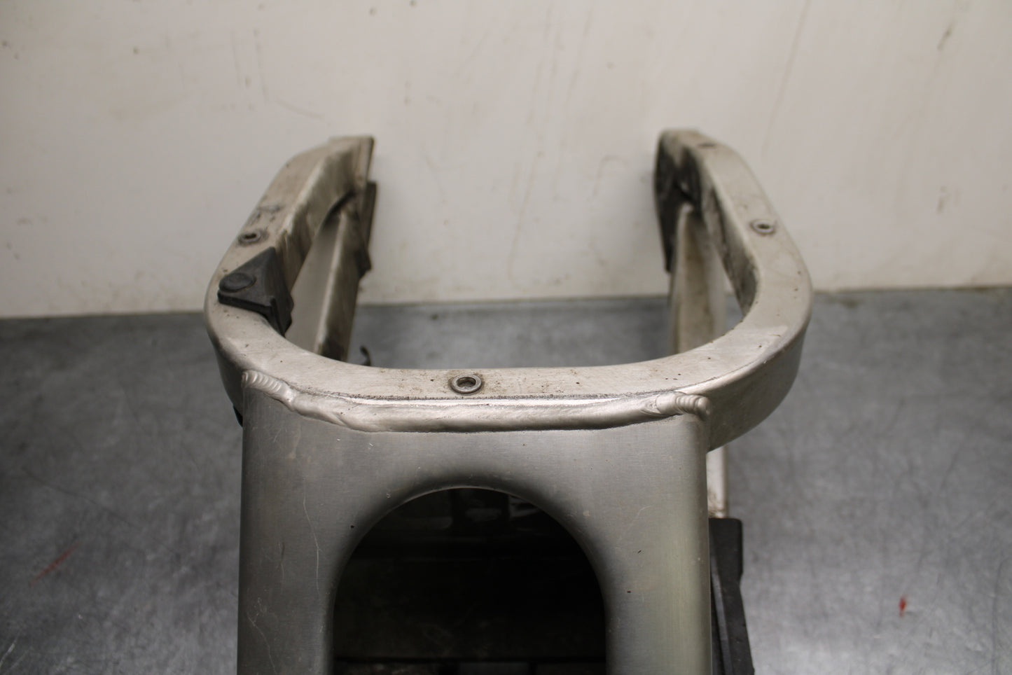 00-01 YAMAHA YZF R1 REAR SWINGARM BACK SUSPENSION SWING ARM BB755