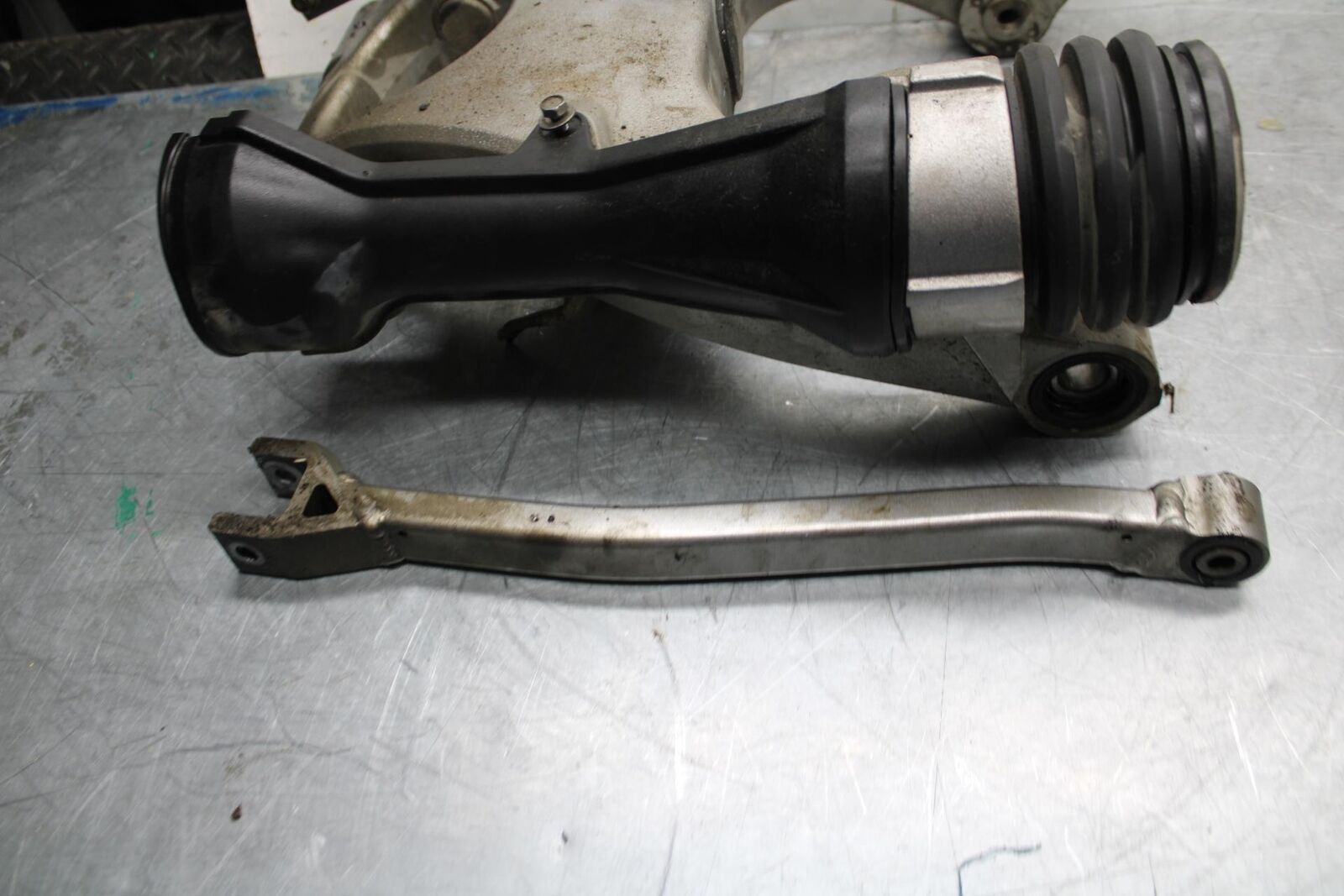 07-08 KAWASAKI CONCOURS 1400 ABS REAR SWINGARM BACK SUSPENSION SWING ARM BB449