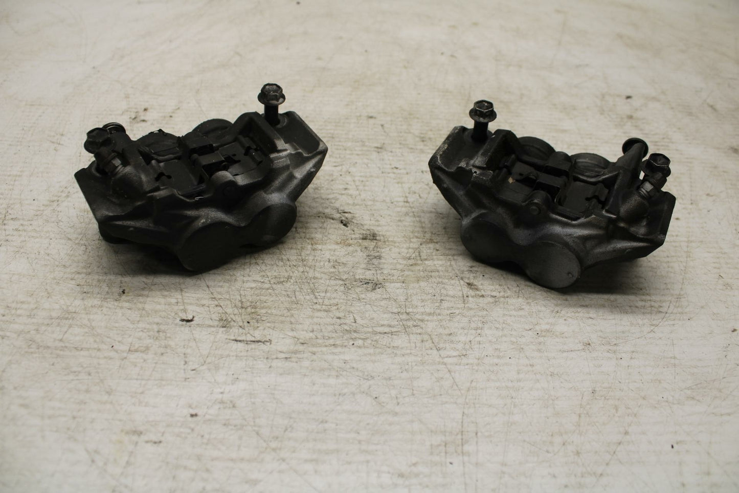 15 YAMAHA FZ09 RIGHT LEFT FRONT BRAKE CALIPER SET PAIR CALIPERS BB367