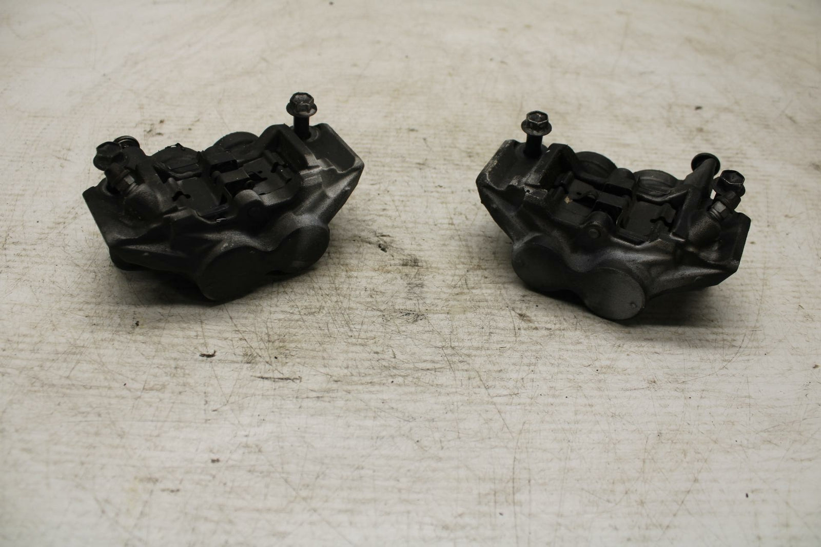 15 YAMAHA FZ09 RIGHT LEFT FRONT BRAKE CALIPER SET PAIR CALIPERS BB367