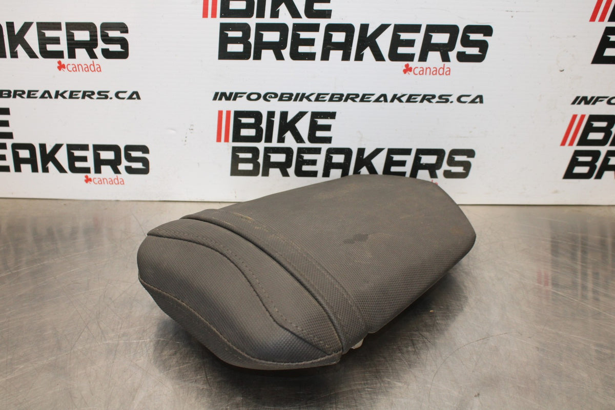 04-06 YAMAHA YZF R1 REAR BACK PASSENGER TANDEM SEAT PAD SADDLE PILLION BB160