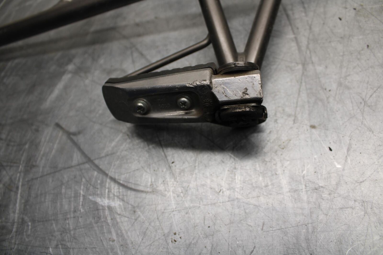 11-14 KAWASAKI VERSYS 650 LE 650C RIGHT REAR BACK PASSENGER PEG BB498