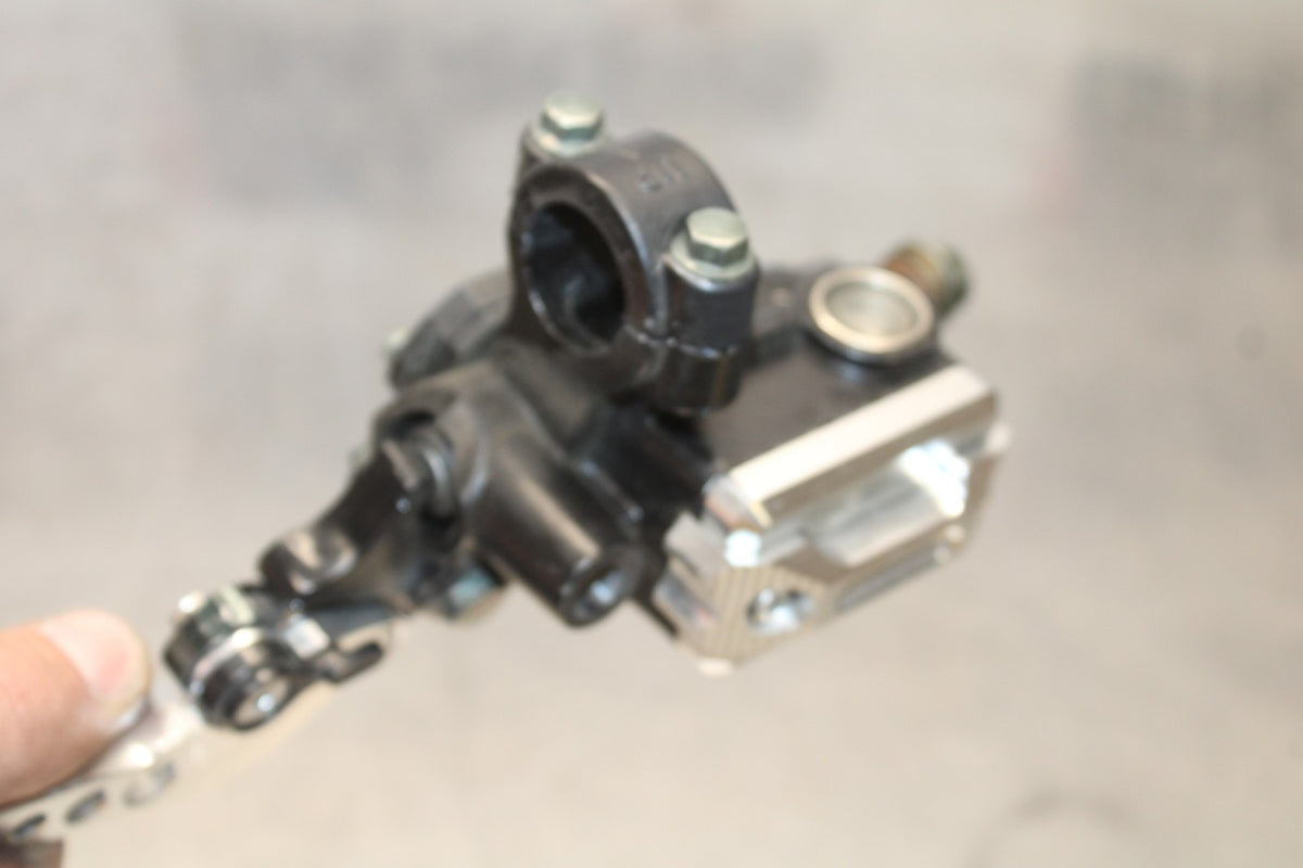 03-04 YAMAHA YZF R6S FRONT BRAKE MASTER CYLINDER w/ LEVER BB890