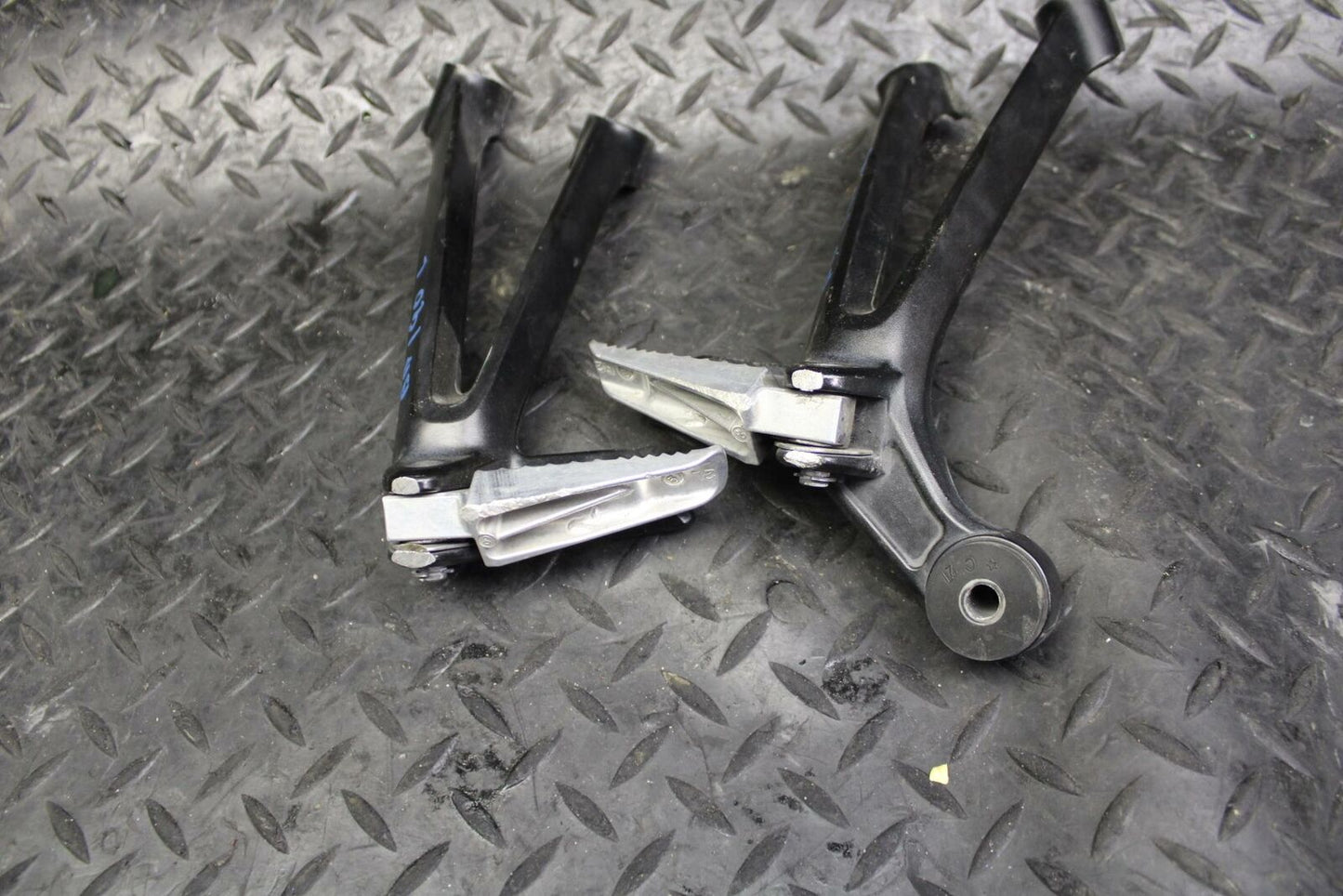 10 SUZUKI GSXR750 REAR BACK PASSENGER PEG SET PAIR bb190