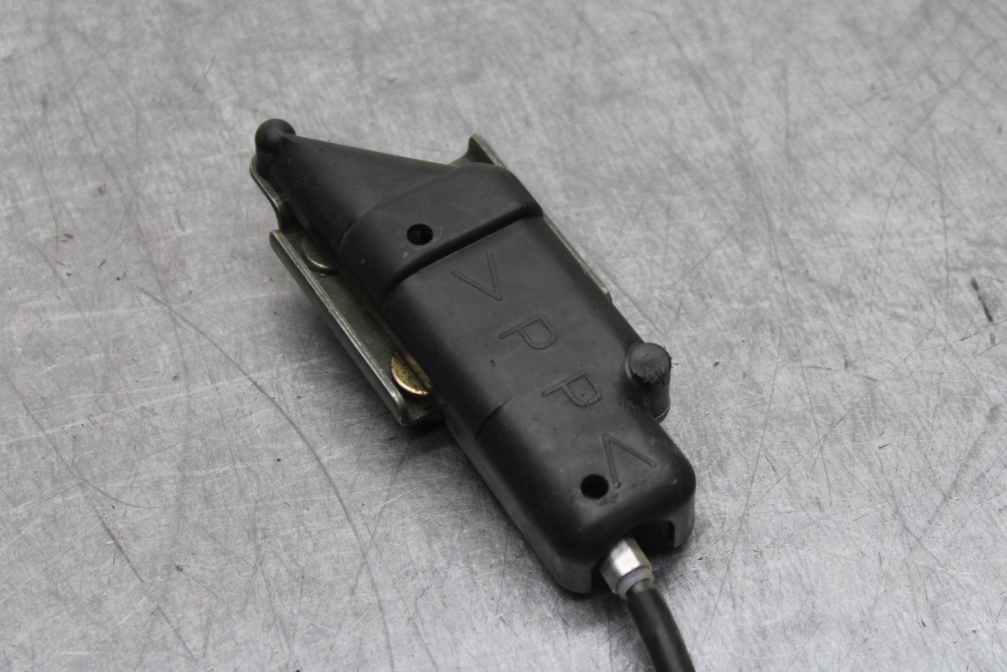 00-01 YAMAHA YZF R1 REAR PASSENGER SEAT LATCH LOCK ASSEMBLY BB755