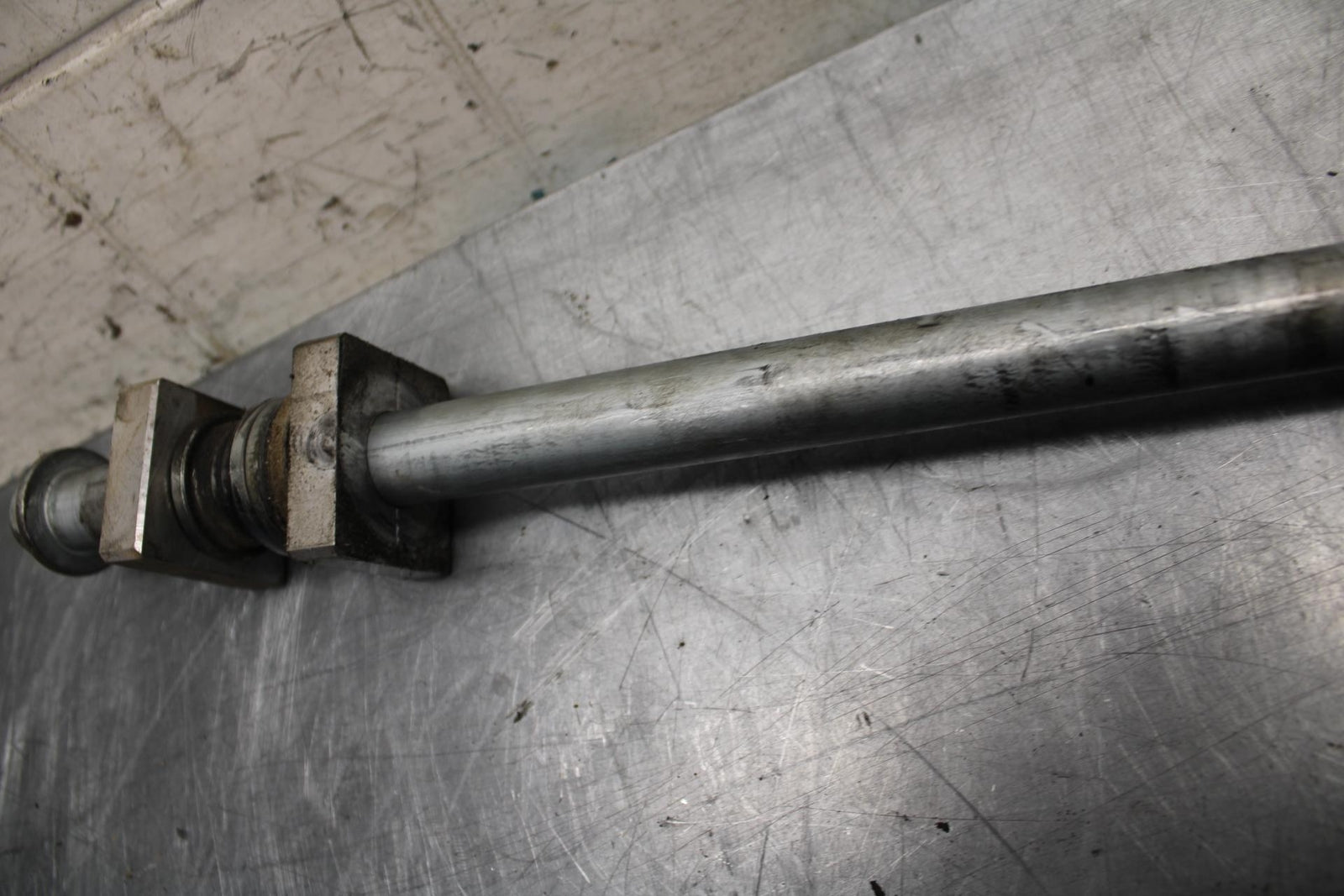 11-14 KAWASAKI VERSYS 650 LE 650C REAR AXLE WHEEL RIM PIVOT BOLT AXEL BB498