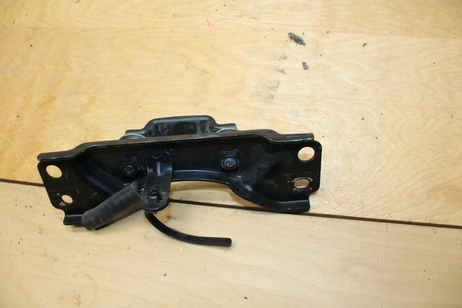 09-10 KAWASAKI ER-6N GAS TANK FUEL CELL PETROL RESERVOIR BRACKET MOUNT BB325