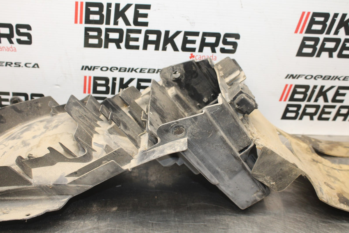 06 SUZUKI SV650S REAR BACK TAIL UNDERTAIL BATTERY TRAY PLASTIC BB783