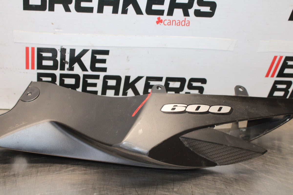 15-26 SUZUKI GSXR600 LEFT REAR BACK TAIL FAIRING COWL SHROUD BB888