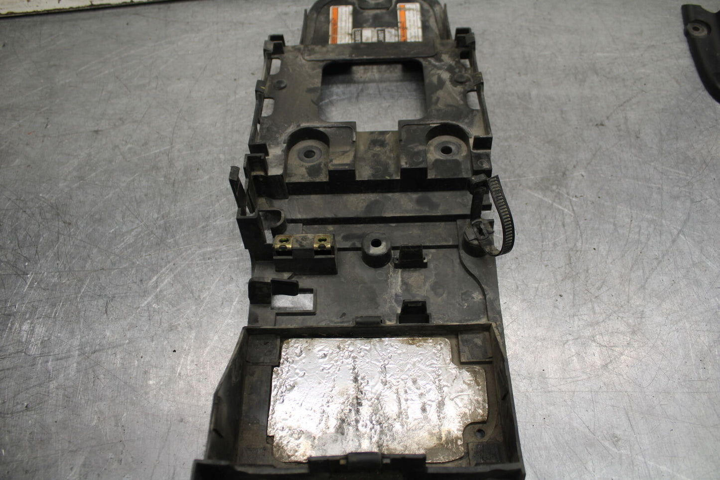 06 YAMAHA YZF R6 REAR BACK TAIL UNDERTAIL BATTERY TRAY PLASTIC BB716