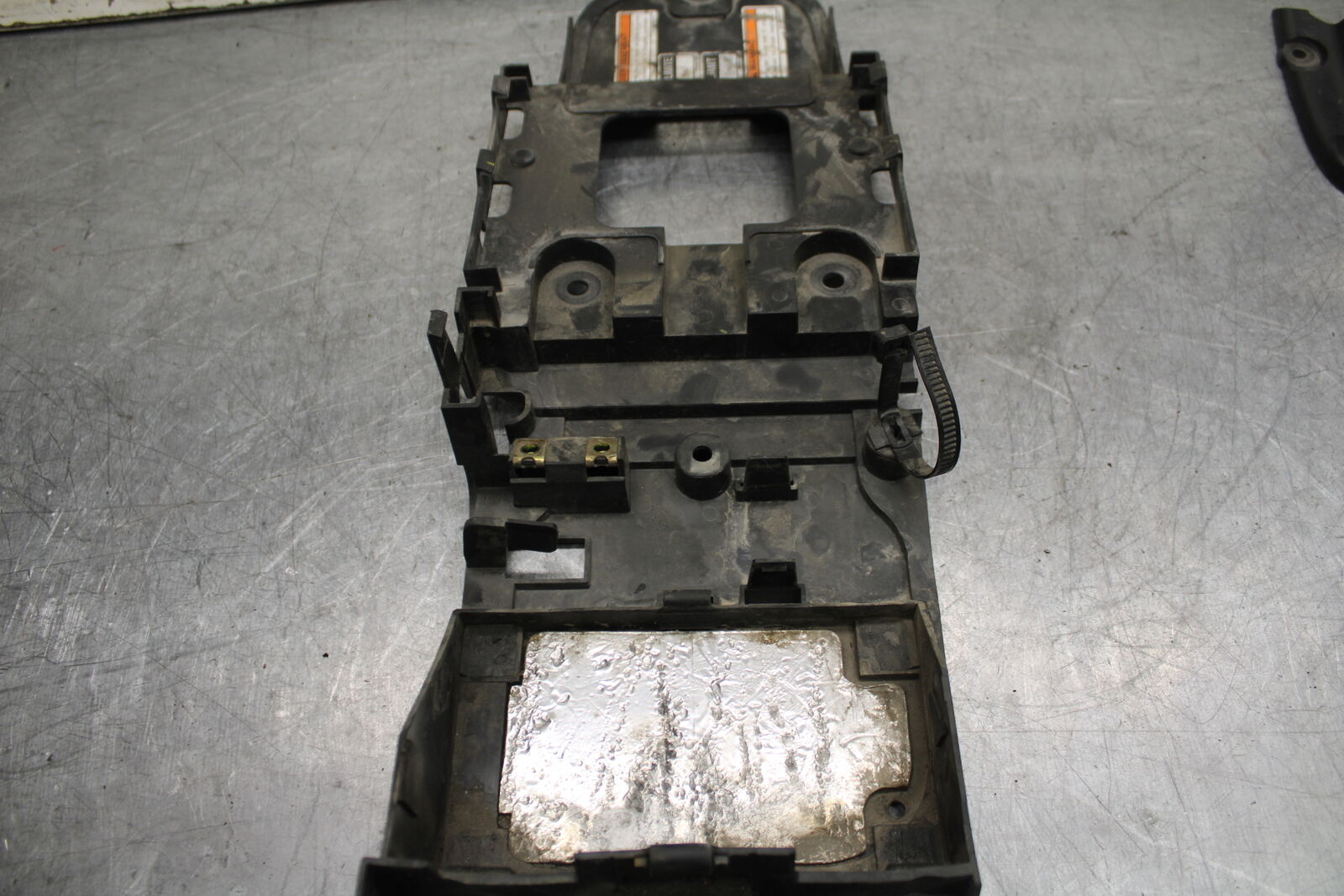 06 YAMAHA YZF R6 REAR BACK TAIL UNDERTAIL BATTERY TRAY PLASTIC BB716