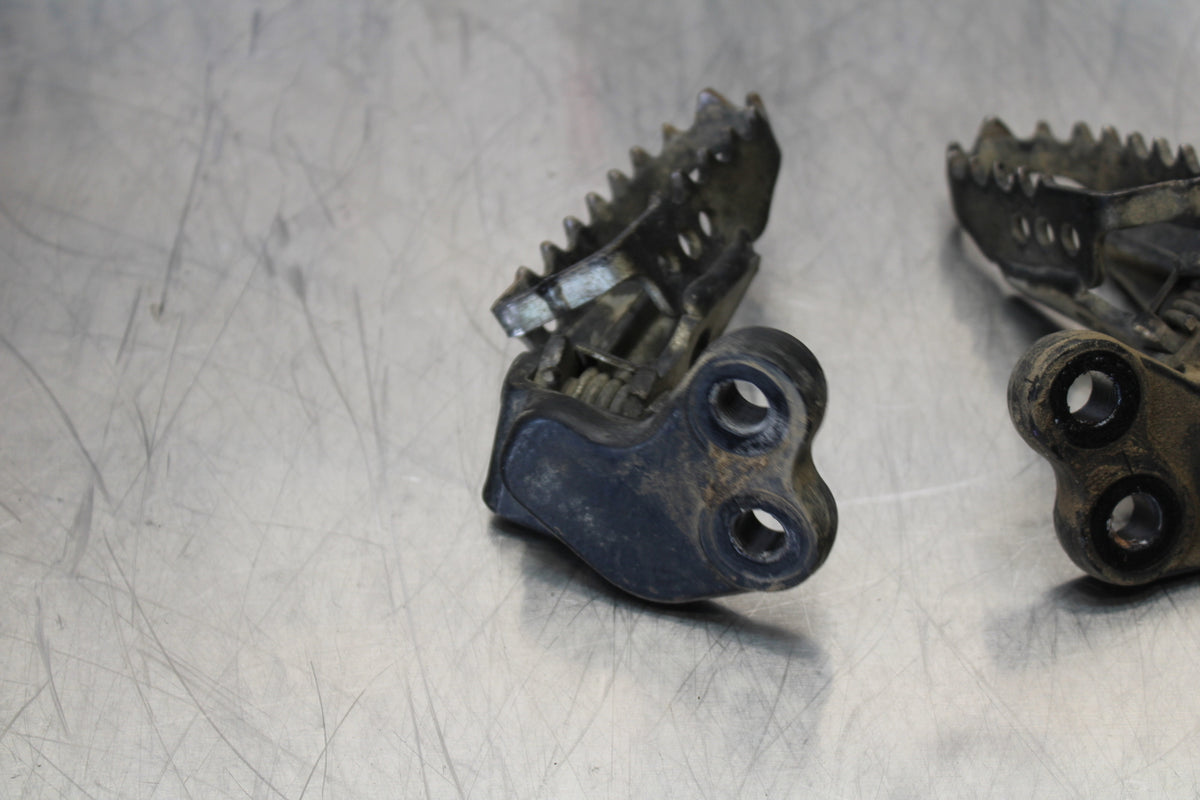 19 YAMAHA TTR230 LEFT RIGHT FOOT RESTS PEGS  BB146