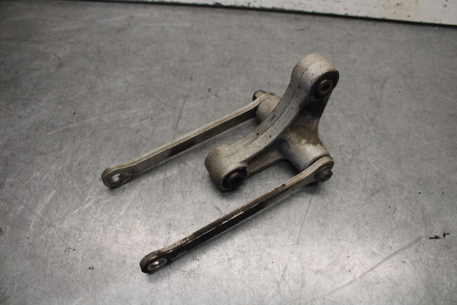 05-06 SUZUKI GSXR1000 REAR DOGBONE SHOCK LINKAGE LINK 62600-41810 BB663