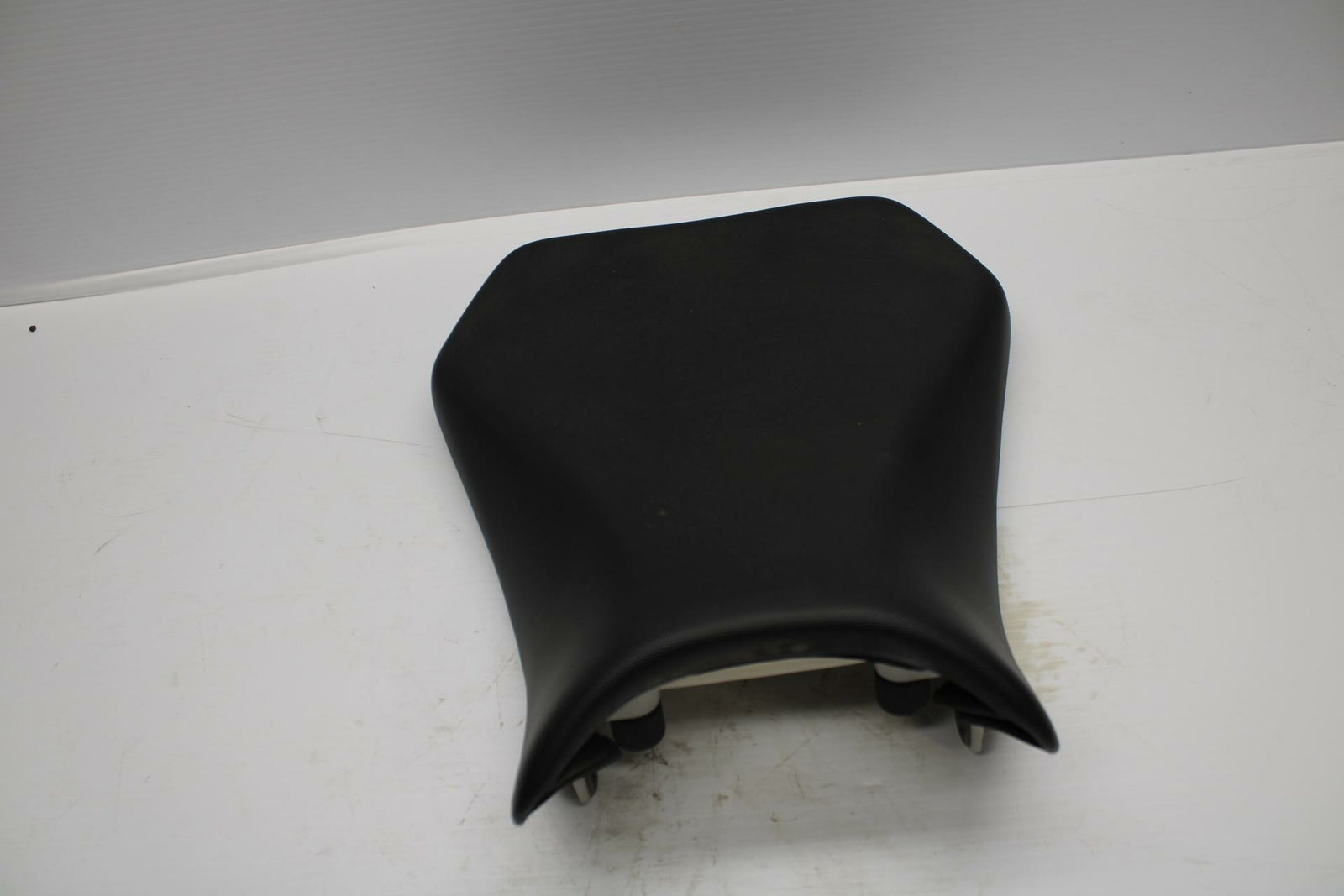 11-19 SUZUKI GSXR600 FRONT DRIVERS SEAT  SADDLE PILLION 45100-14J10-DW2 BB 241