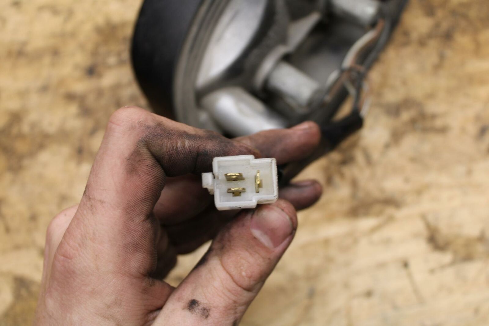 04-09 SUZUKI GS500F REAR TAIL TAILLIGHT BACK BRAKE LIGHT BB335