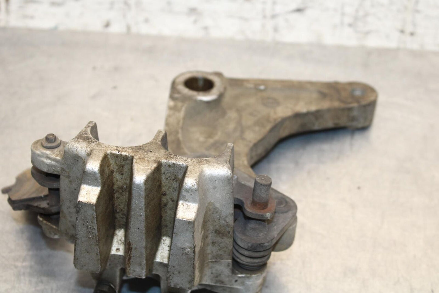 2005 Kawasaki Vulcan 1500 VN1500N Classic REAR BACK BRAKE CALIPER W MOUNT BB576