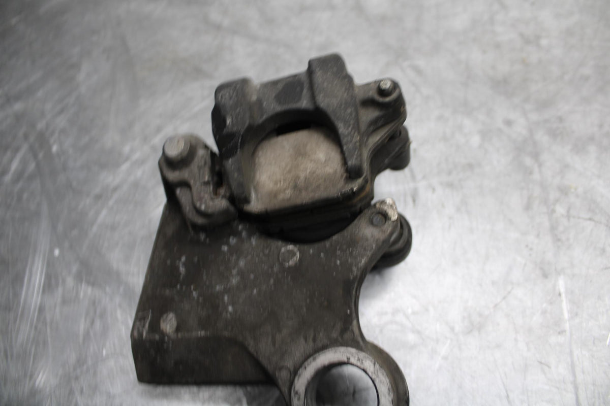 07 YAMAHA YZF R6 REAR BACK BRAKE CALIPER W MOUNT BRACKET 2C0-2580W-00-00 BB495