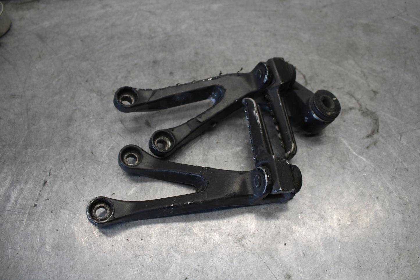 03-04 KAWASAKI NINJA ZX6RR REAR BACK PASSENGER PEG SET PAIR BB684