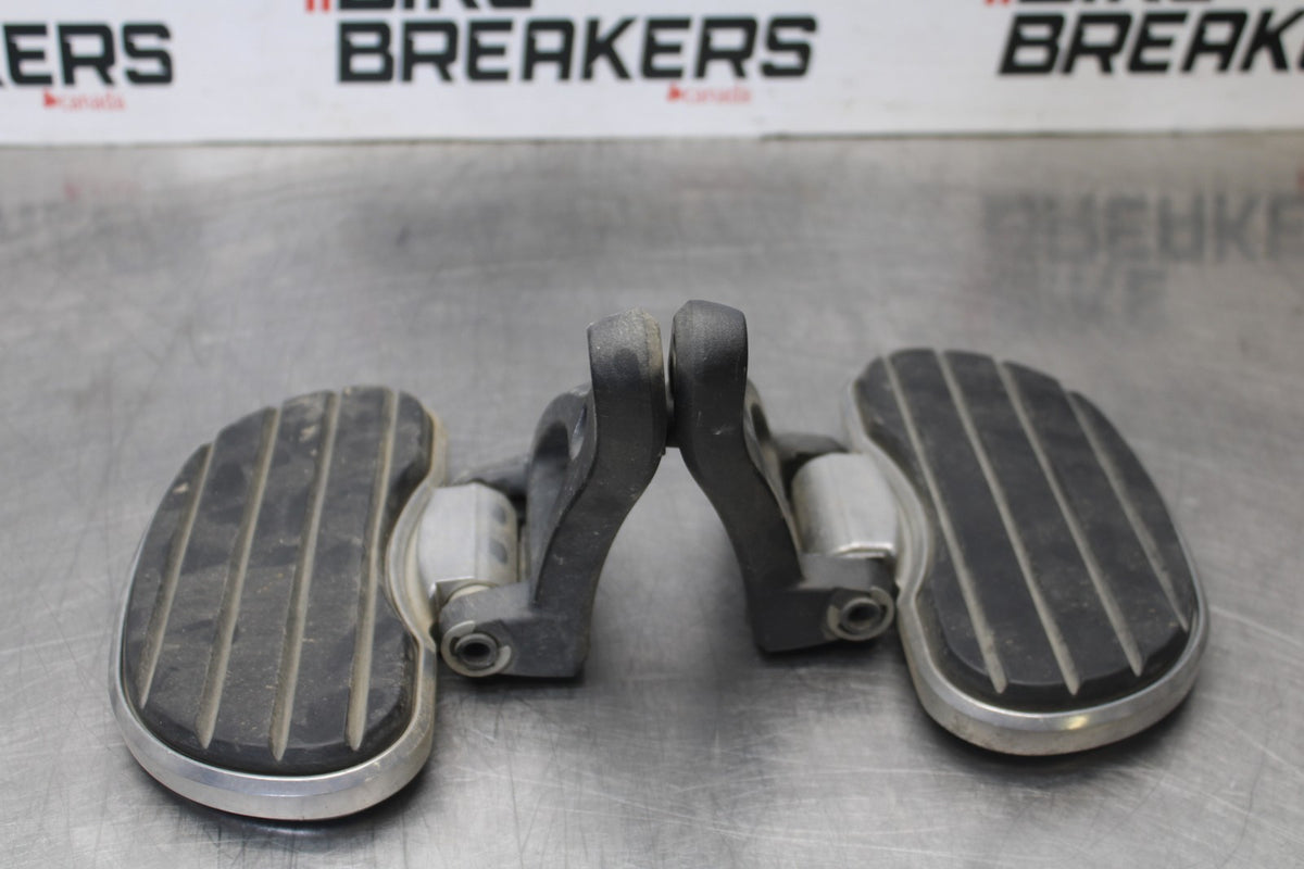 08 KAWASAKI VULCAN 1600 VN1600D NOMAD REAR PASSENGER FOOT STEP SET PAIR BB904