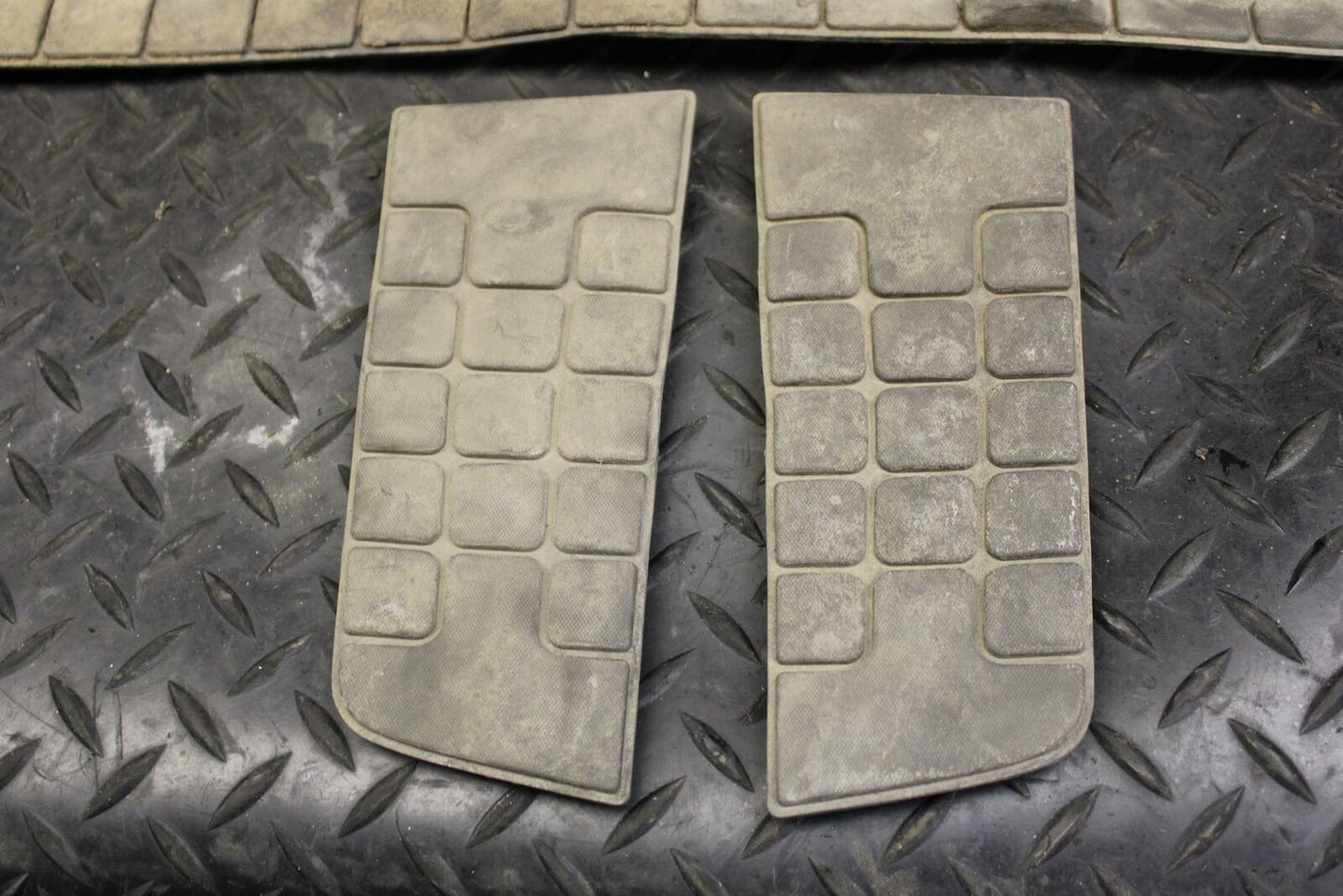 07 SUZUKI BURGMAN 650 FLOOR BOARD FOOT REST MATS RUBBERS BB183