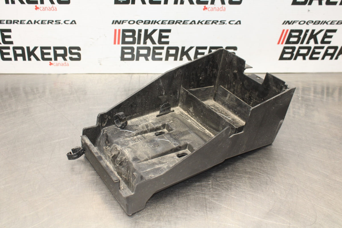 18-26 KAWASAKI Z400 REAR BACK TAIL UNDERTAIL BATTERY TRAY PLASTIC BB852