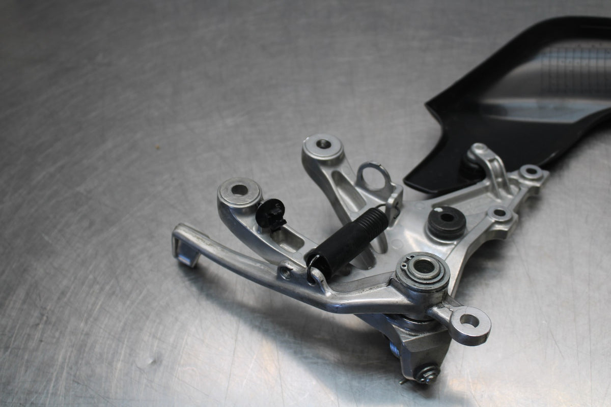 13-24 HONDA CBR600RR RIGHT REARSET REAR SET DRIVER FOOT PEG REST STOP BB772