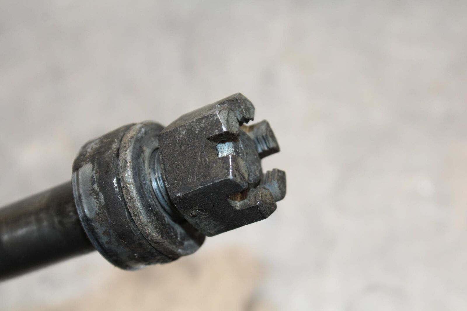 75 SUZUKI GT 550 REAR AXLE BACK WHEEL RIM PIVOT BOLT AXEL BB67