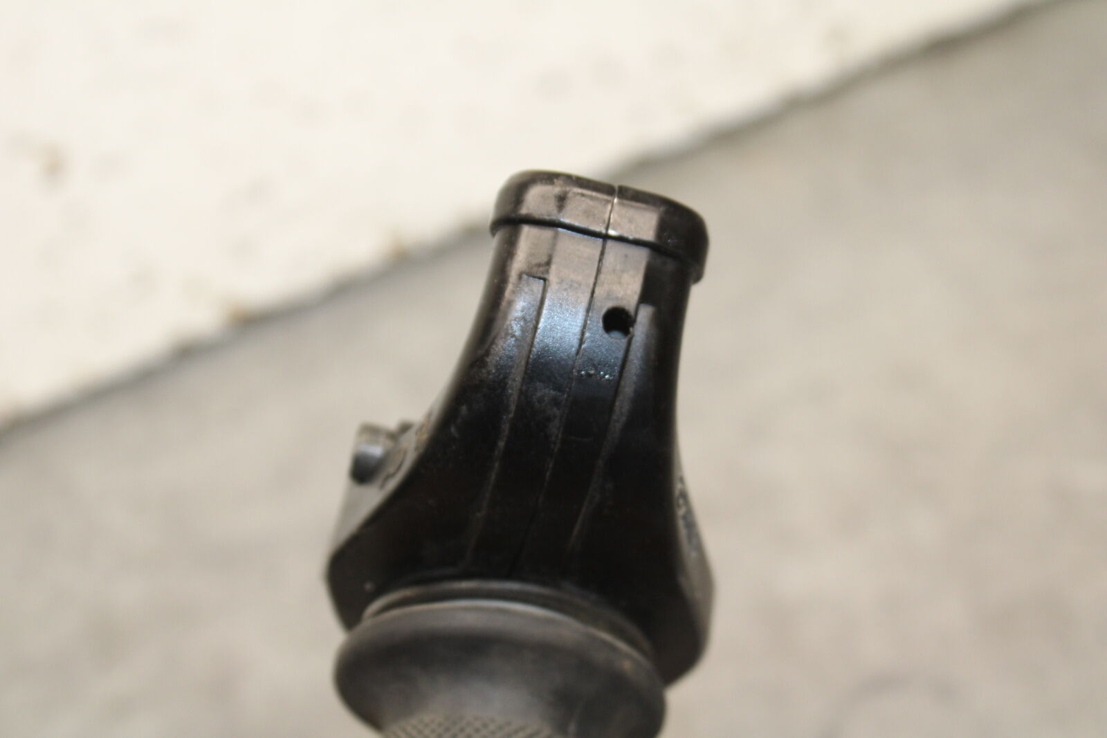 07-08 YAMAHA YZF R1 THROTTLE CABLE LINE HOUSING GUIDE BB724