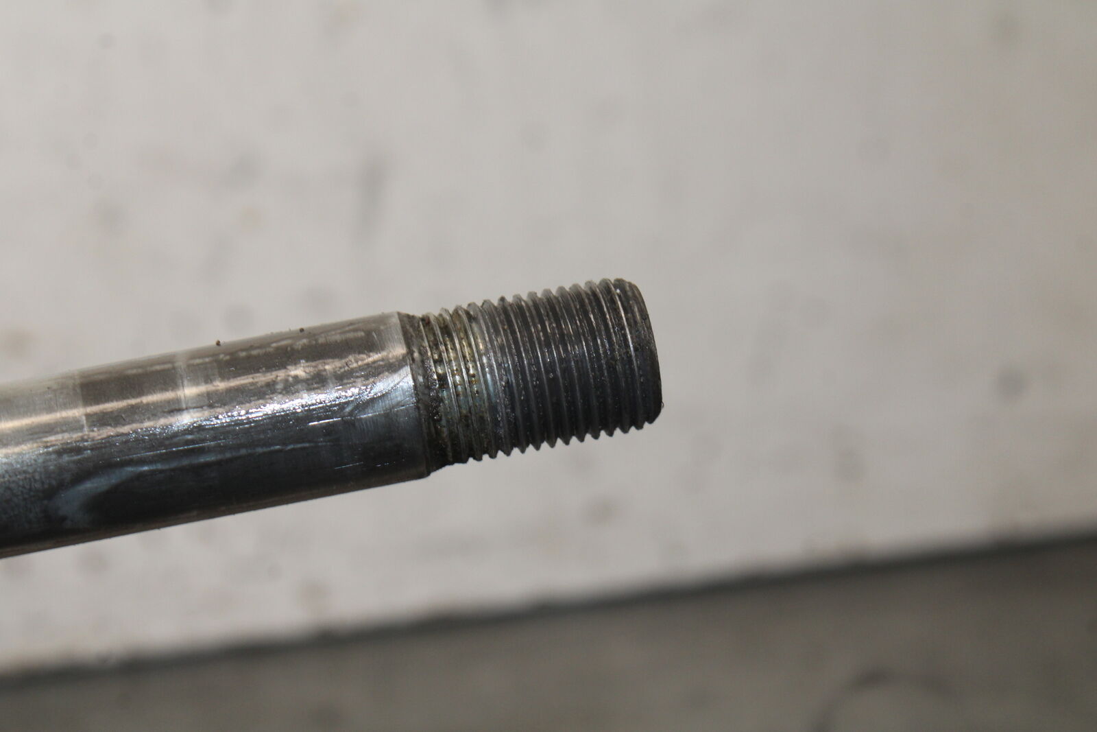 05-09 SUZUKI BOULEVARD C90 FRONT WHEEL RIM AXLE PIVOT BOLT BB692