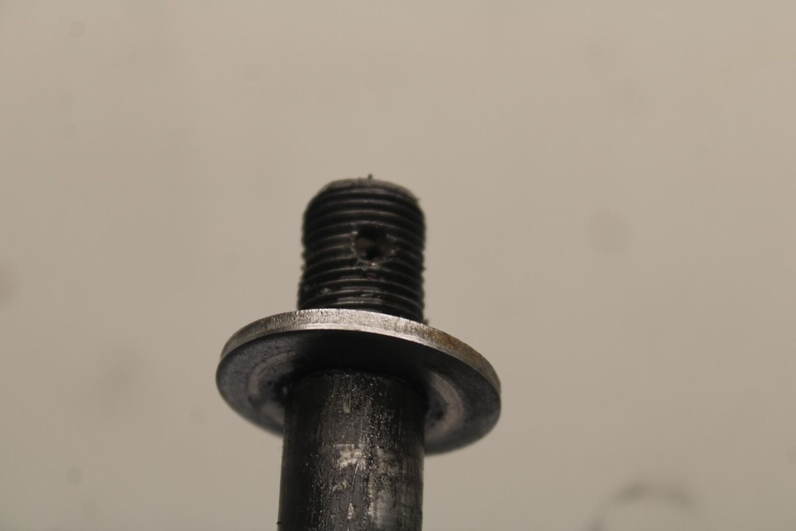 1988 Yamaha FZ600 REAR AXLE WHEEL PIVOT BOLT AXEL 2AX-25381-00-00 BB601