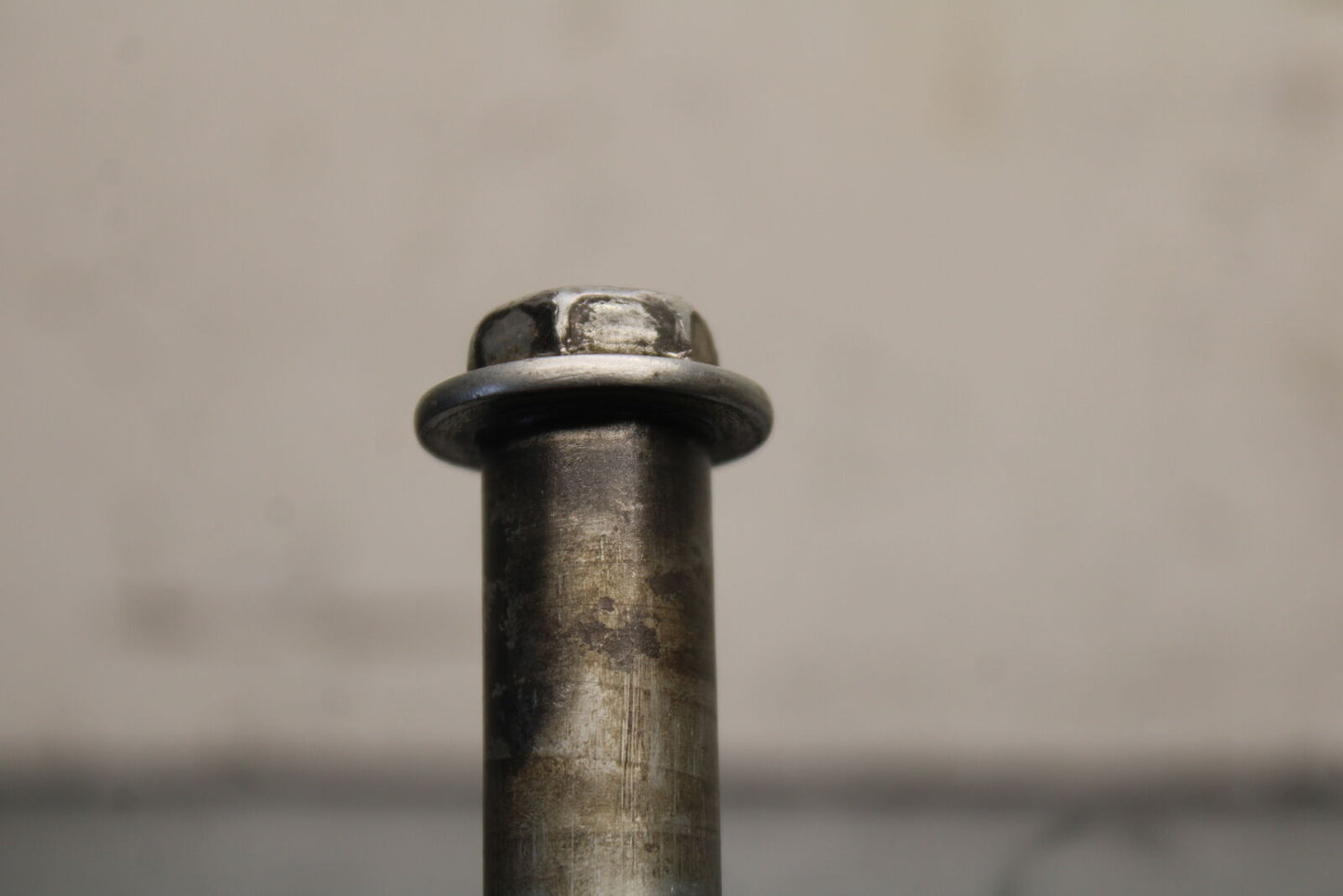 05-06 SUZUKI BOULEVARD M50 REAR AXLE BACK WHEEL RIM PIVOT BOLT AXEL BB671