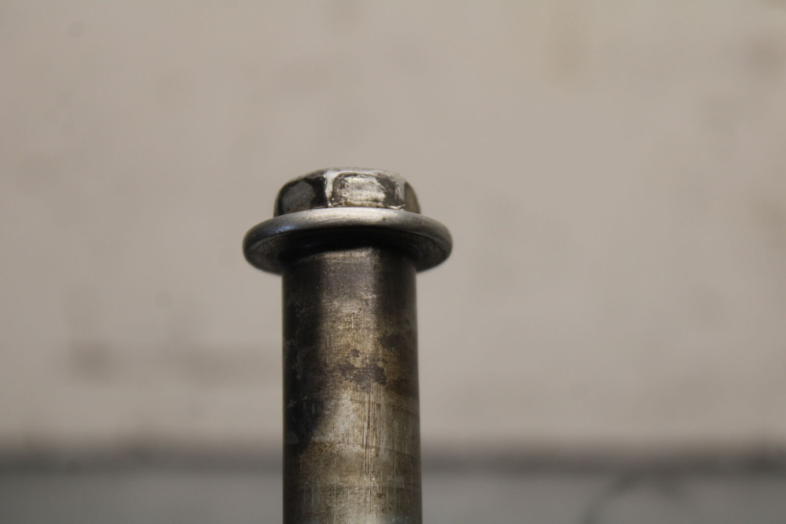 05-06 SUZUKI BOULEVARD M50 REAR AXLE BACK WHEEL RIM PIVOT BOLT AXEL BB671