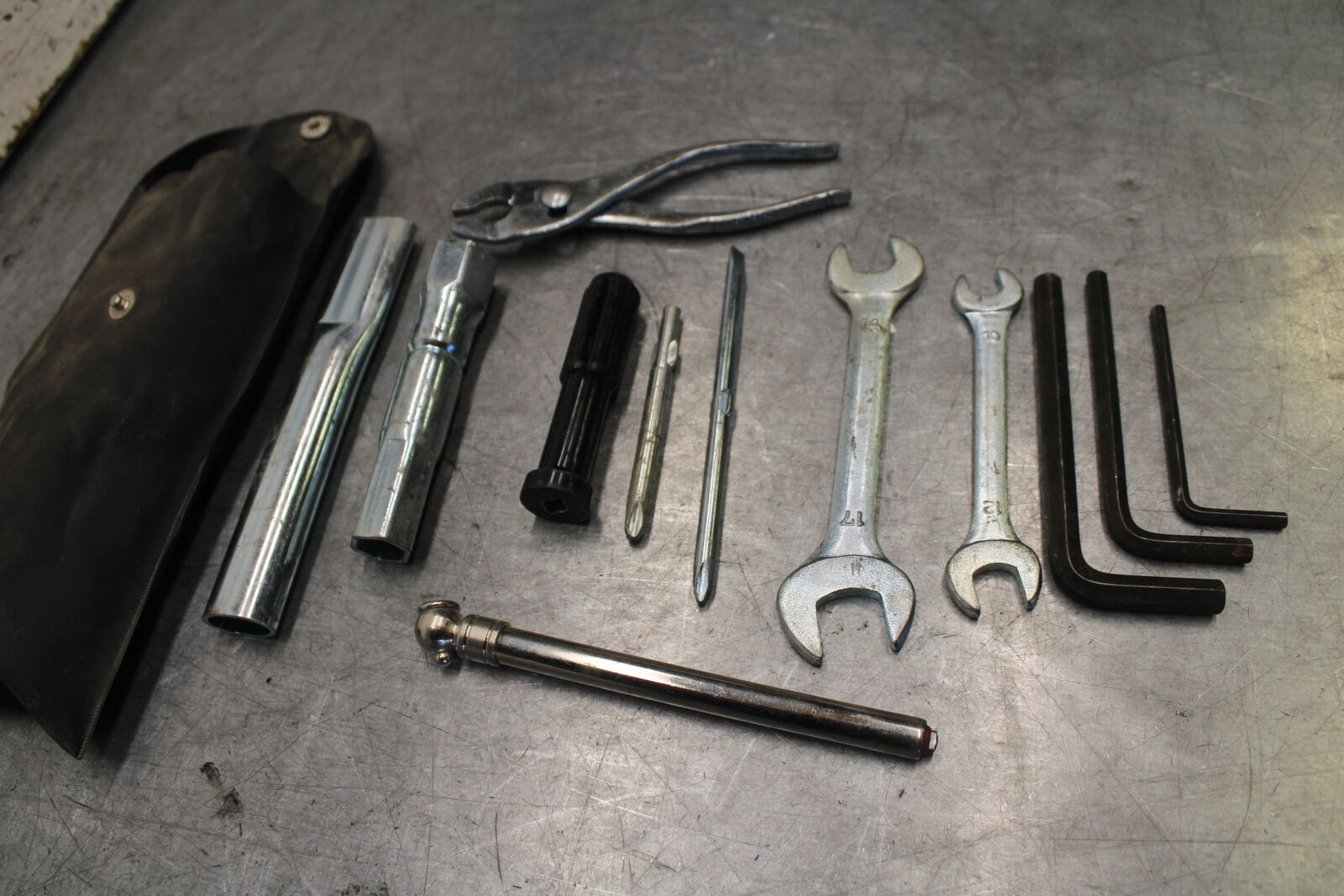 05-06 YAMAHA ROYAL STAR STOCK TOOLS OEM TOOL BAG KIT SET BB697