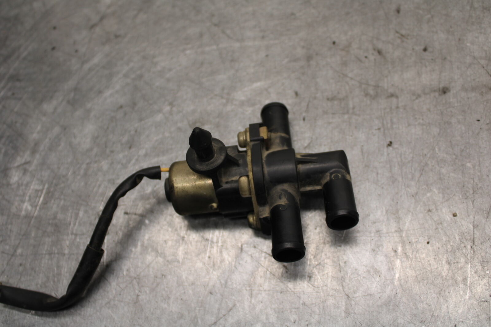 04-06 YAMAHA YZF R1 AIR VALVE SOLENOID TOP ENGINE SWITCH SENSOR BB659