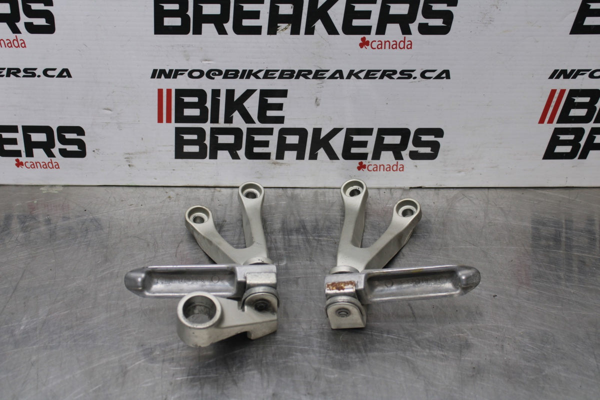 98 KAWASAKI NINJA ZX6 REAR BACK PASSENGER PEG SET PAIR BB870