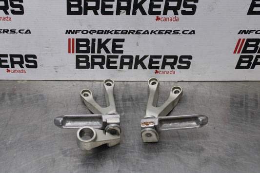 98 KAWASAKI NINJA ZX6 REAR BACK PASSENGER PEG SET PAIR BB870