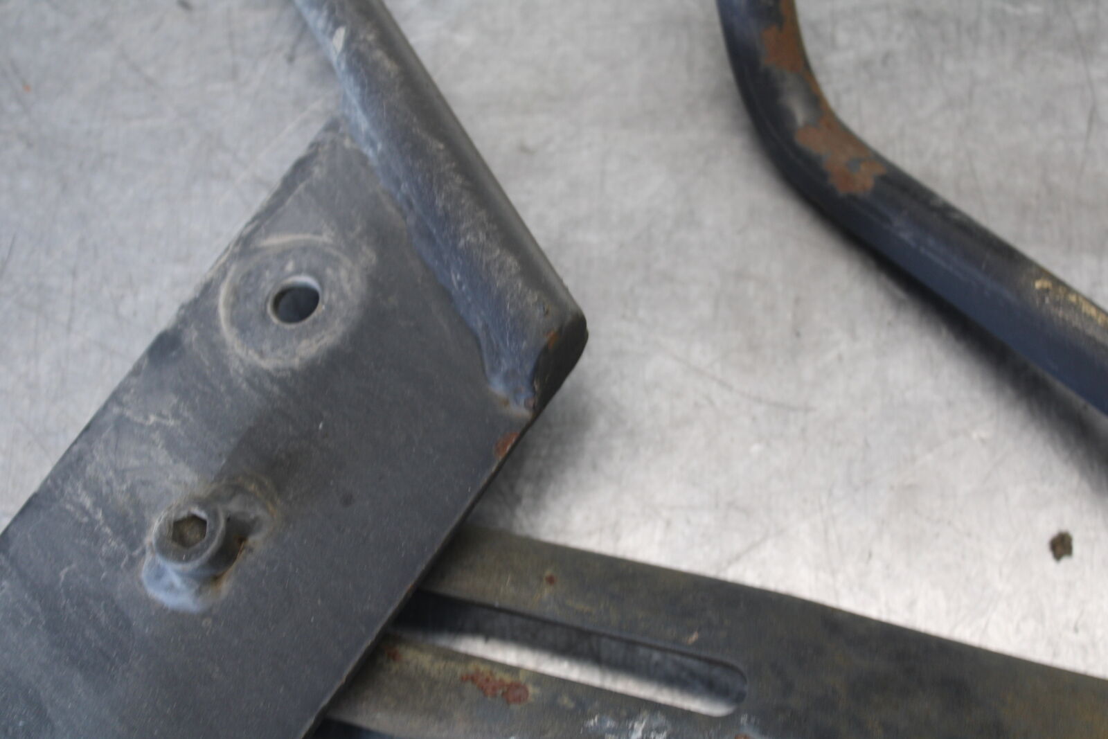 05-09 SUZUKI BOULEVARD C90 SADDLEBAG CASE MOUNTING BRACKET MOUNT BB692