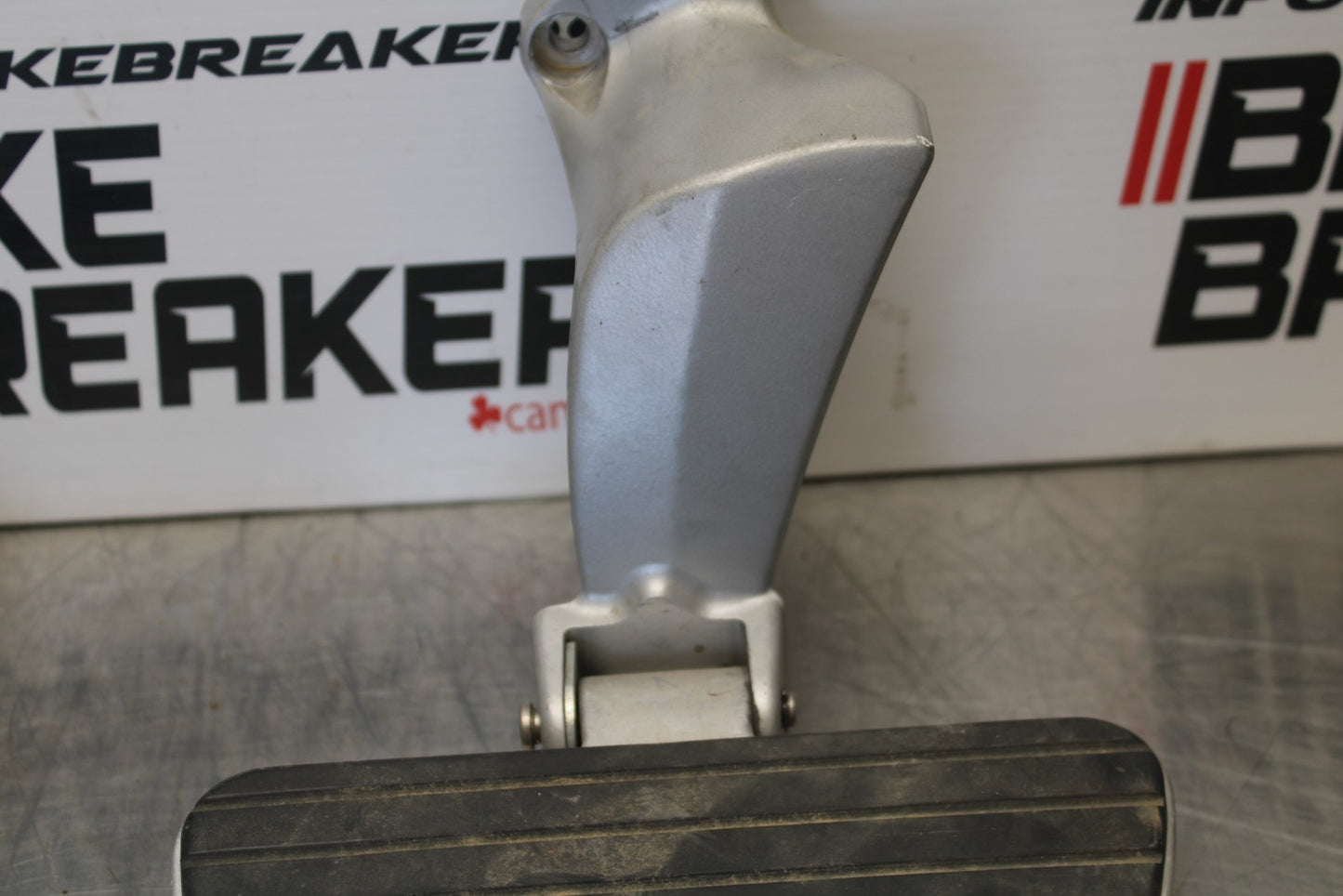 05-06 VICTORY KINGPIN DELUXE REAR PASSENGER FOOT STEP PEG SET PAIR BB195
