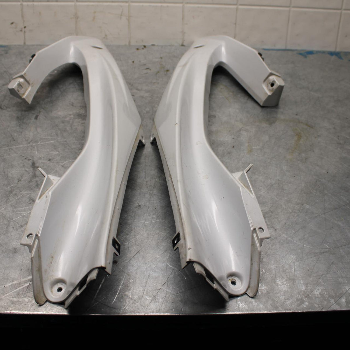08-16 YAMAHA YZF R6  FRONT UPPER MID SIDE FAIRING COWL PLASTIC BB443
