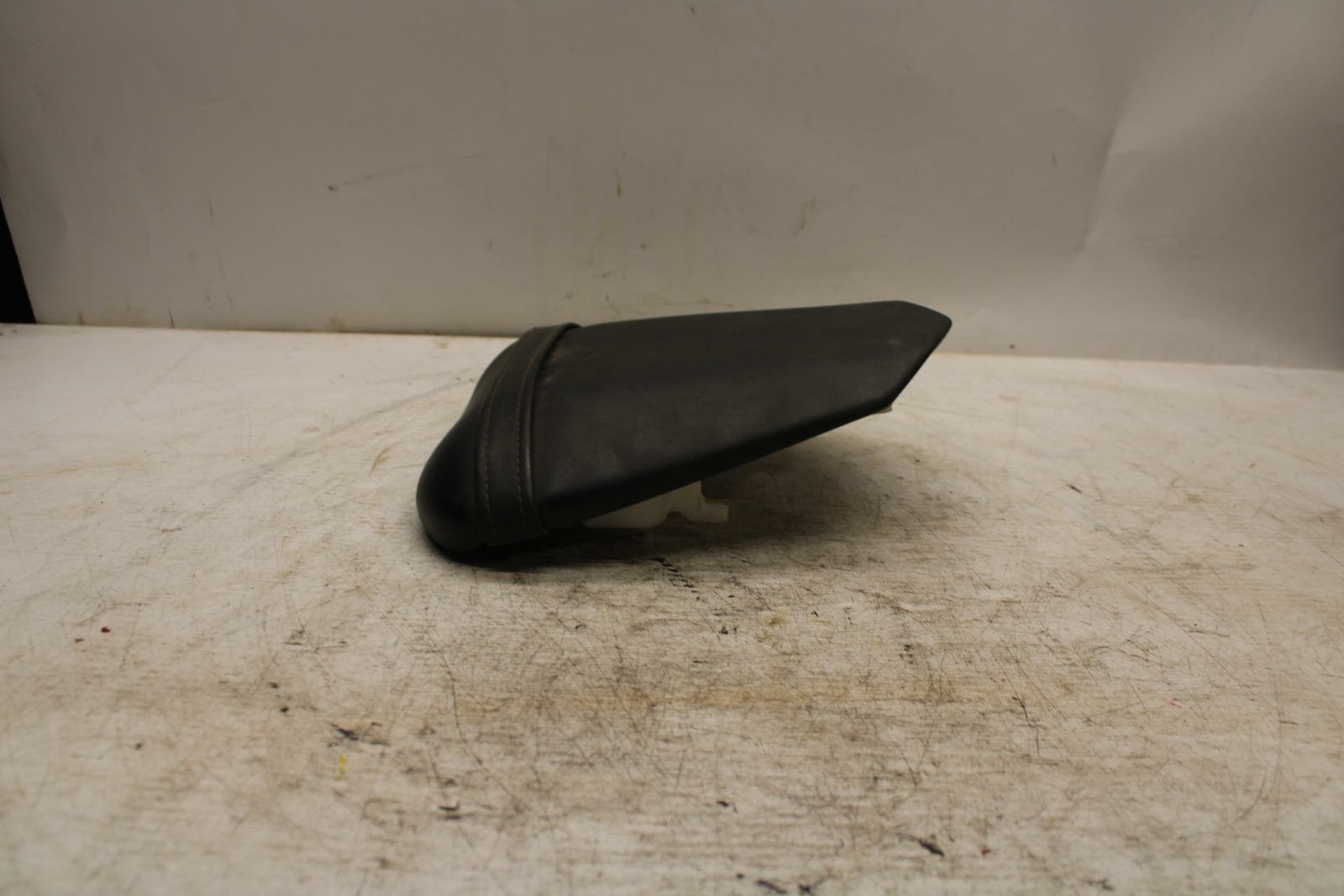 08 YAMAHA YZF R6 2c0 REAR BACK PASSENGER TANDEM SEAT PAD SADDLE PILLION BB365