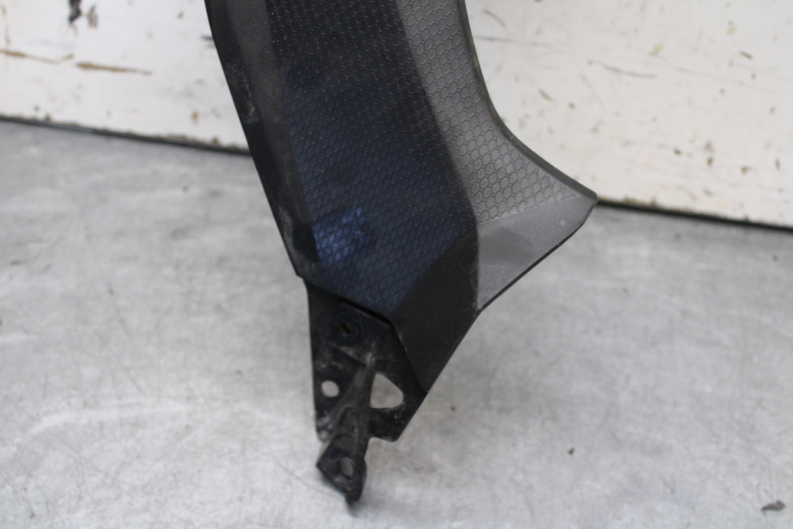 18-23 KAWASAKI NINJA 400 FRONT CENTER COWL FAIRING BB660